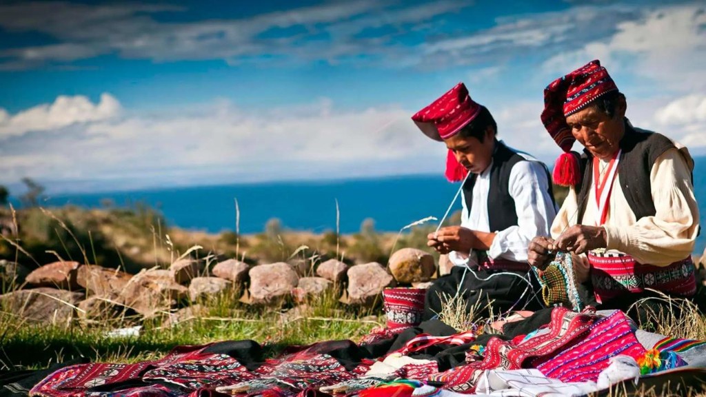 Artesanos tejiendo textiles tradicionales junto al Lago Titicaca