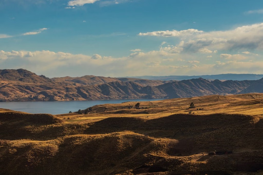 Paisaje andino con lagos y montañas
