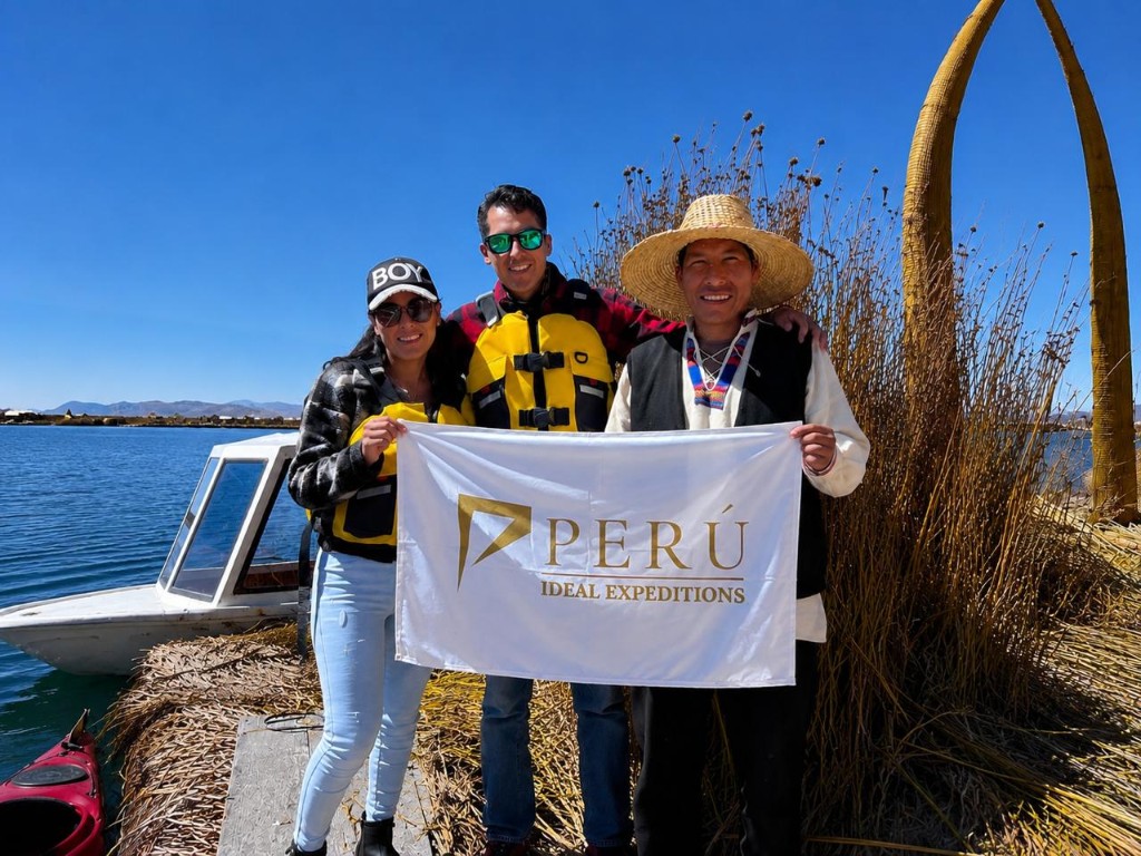Viajeros en las Islas Uros del Lago Titicaca con Perú Ideal Expeditions